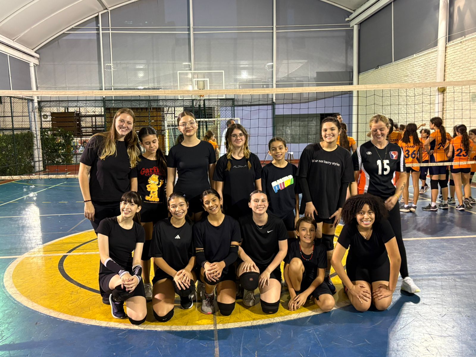 Turma de vôlei da Astro Jovem reunida na rede