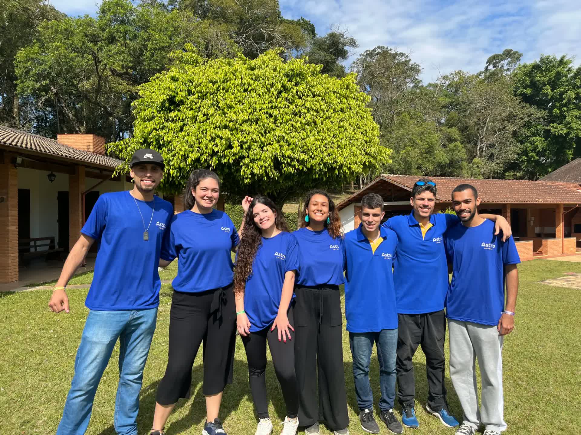 Professores e monitores da Astro Jovem com a camisa oficial