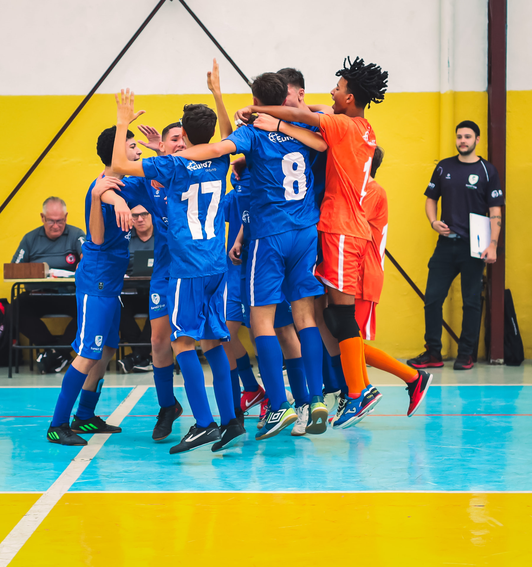 Alunos de futsal da Astro Jovem comemorando um gol