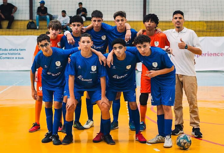Time de futsal da Astro Jovem com o professor